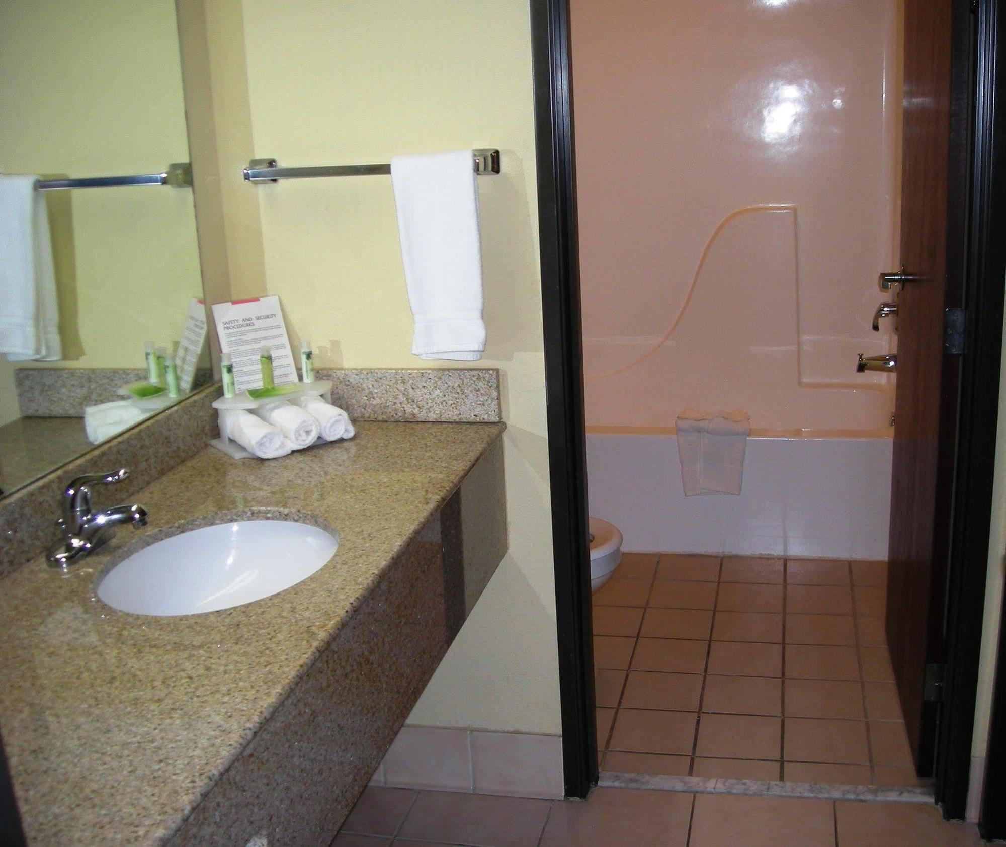 Baymont Inn & Suites By Wyndham Lincoln Ne Екстер'єр фото